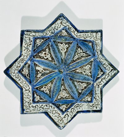 Stjerneformet overglasur bladforgylt flis i stil med Takht-e Solaiman, 1200-1300-tallet (keramikk) av Islamic School