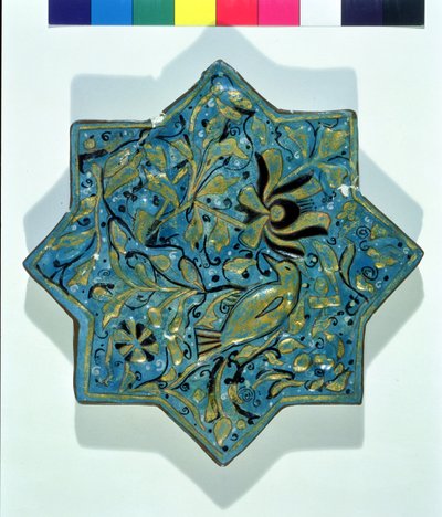 Stjerneformet overglasur bladforgylt flis i stil med Takht-e Solaiman, 1200-1300-tallet (keramikk) av Islamic School
