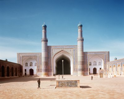 Gårdsplassen til Masjid-i Jami eller fredagsmoskeen, grunnlagt i 1200, gjenoppbygd i 1498 av Islamic School