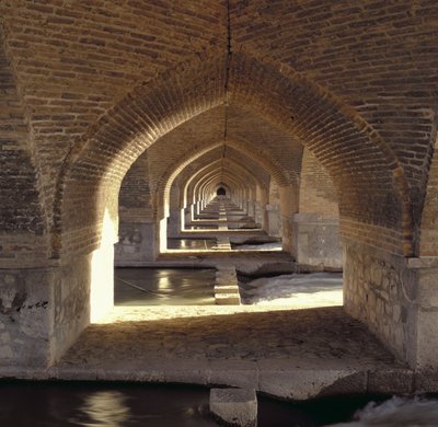 Utsikt langs innsiden av Khaju Bridge-demningen, Safavid-perioden (murstein og stein) av Islamic School