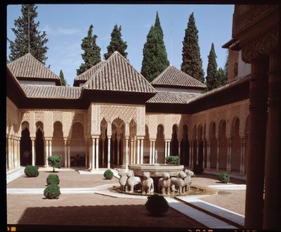 Utsikt over Lions Court, hovedretten til Nasrid-dynastiets Palace of the Lions av Islamic School