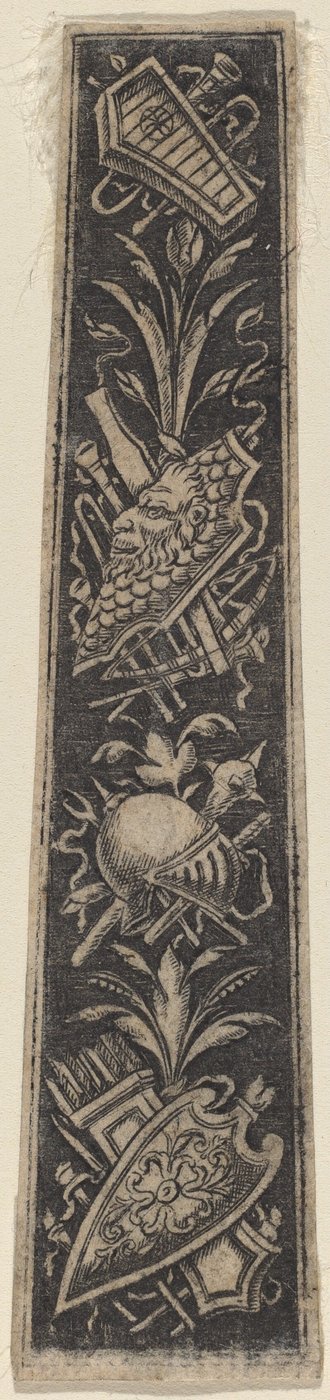 Ornamentplate med rustning og musikkinstrumenter av Italian 18th or 19th Century