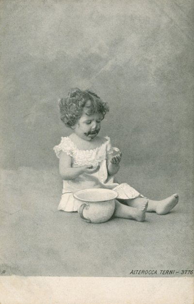 Baby leker med bobler (s/hvitt bilde) av Italian Photographer