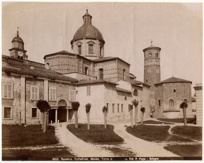 Cathedral of Resurrection of Our Lord Jesus Christ, med dåpskapellet til høyre, Ravenna, Emilia-Romagna, Italia, fotografi av Pietro Poppi, Bologna, ca 1900 av Italian Photographer