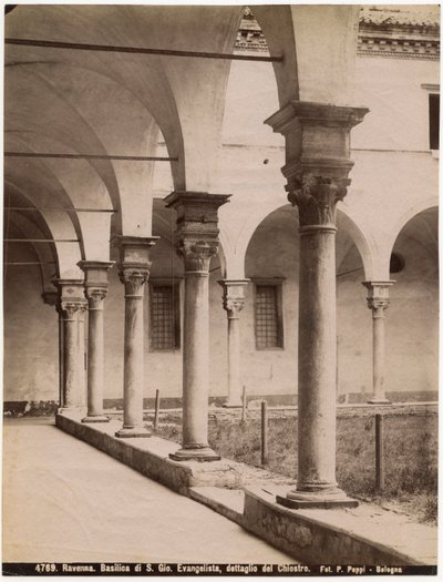 Cloister in Church of St John Evangelist, Ravenna, Emilia-Romagna, Italia, fotografi av Pietro Poppi, Bologna, ca 1900 av Italian Photographer