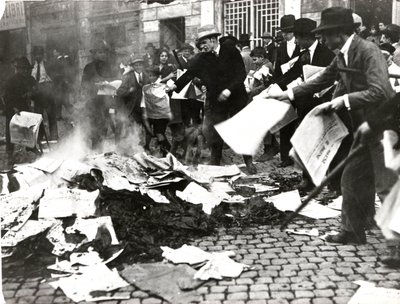 Fascistisk team brenner sosialistiske aviser "Il Paese" etter å ha ødelagt beleiringen av Italian Photographer