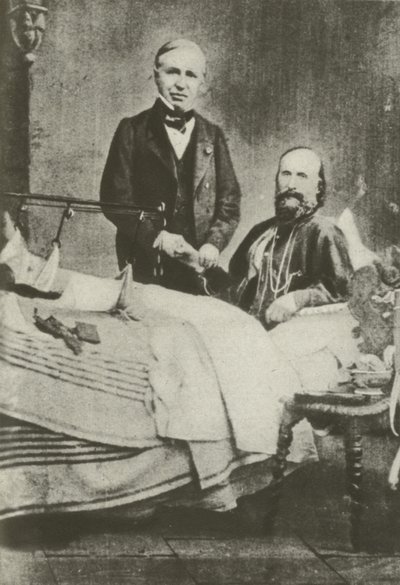 Garibaldi, såret i kamp, med legen sin (s/hv-bilde) av Italian Photographer