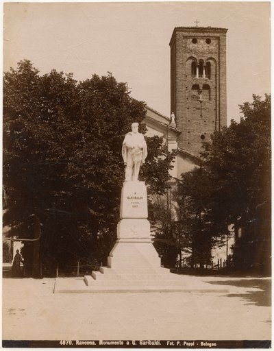 Monument til Giuseppe Garibaldi på Piazza San Francesco, med St Francis Church i bakgrunnen, Ravenna, Emilia-Romagna, Italia, fotografi av Pietro Poppi, Bologna, ca 1900 av Italian Photographer
