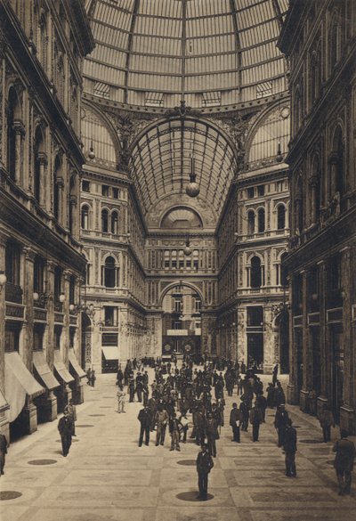 Napoli: Interno Galleria Umberto I (s/hvitt foto) av Italian Photographer