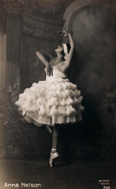 Portrett av en ballerina, postkort; støtten inneholder indikasjonen "Anna Nelson" av Italian Photographer