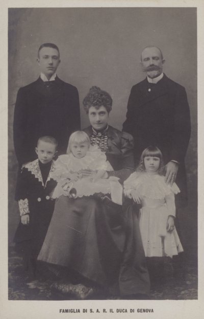 Prins Thomas, hertugen av Genova og hans kone, prinsesse Isabella av Bayern, med barna (s/hvitt-bilde) av Italian Photographer