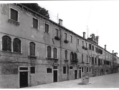 Rekke med hus på Calle Riello, Venezia av Italian Photographer