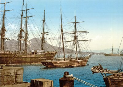 Skonnere i Napolibukta med Vesuv i bakgrunnen, pub. ca. 1900 av Italian Photographer