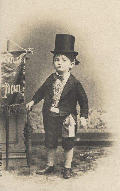 Liten gutt i dress (s/hvitt bilde) av Italian Photographer