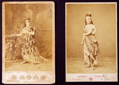 Teresa Stolz og Antonietta Pozzoni har på seg kostyme for Aida (gelatinsølvtrykk) av Italian Photographer