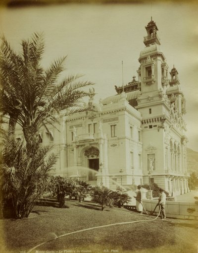 Teateret annektert til kasinoet i Montecarlo. I forgrunnen utsikt over hagen utsmykket med palmer av Italian Photographer