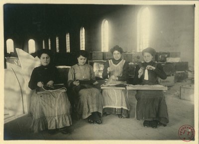 Kvinner som arbeider i passementarie-verksted, Italia, fotografert av F. Trembini av Italian Photographer