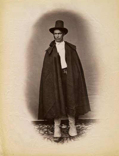Ung mann iført kappe og hatt, Parre, Lombardia, Italia, fotografi av Premiata Fotografia Taramelli, Bergamo av Italian Photographer