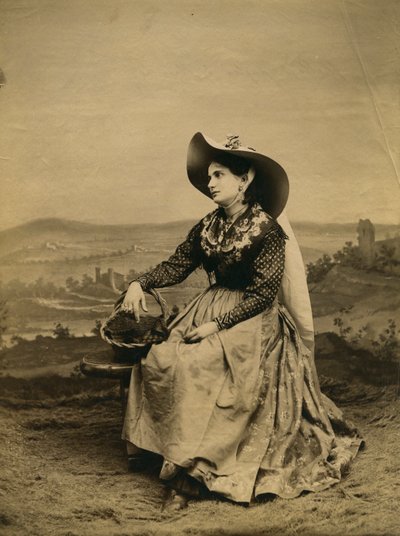 Ung kvinne iført klær og stråhatt fra Sienas landsbygd, Toscana, Italia, fotografi av Paolo Lombardi, Siena, ca 1890 av Italian Photographer