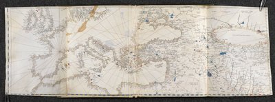 Legge til. 21592, f.1r Kart over Europa og Asia. Portolano, på tjueen kart, over land på begge halvkuler (vellum) av Italian School