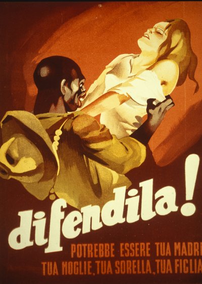 Plakat som viser en ung kvinne overfalt av en farget mann: Forsvar henne, hun kunne vært din mor, din kone, din søster, din datter. Italia av Italian School
