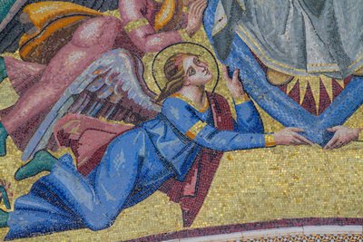 Engel, detalj fra Marias himmelfart til herlighet, mosaikk, gavl til sentral inngang i fasaden til Orvieto-katedralen, Umbria, Italia av Italian School