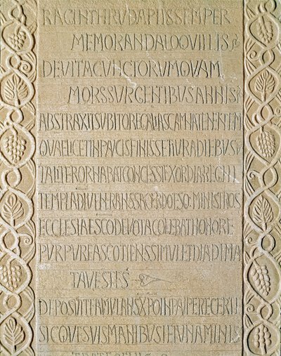 Arkeologi i middelalderen (middelalderen). Barbarian Art of Lombardia: Gravsteinen til dronning Ragnetrude (Raginthruda) dateres fra 740-750. Lombard kunst. Pavia, Civic Museum, Archaeological Section (Pavia, Musei Civici, Sezione Archeologia). av Italian School