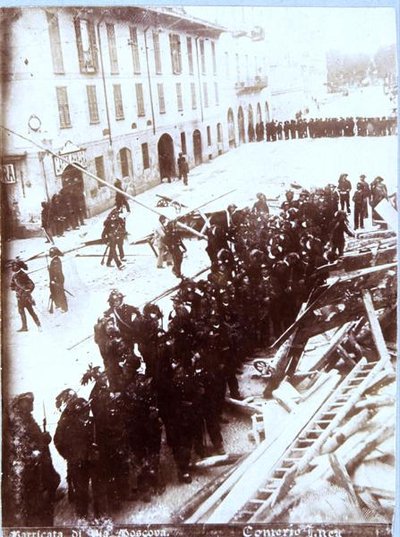 Barrikader og rifleregimentet i Via Moscova, under opptøyene i Milano, 6.-9. mai 1898 (s/hvitt-bilde) av Italian School