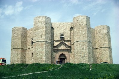 Castel del Monte, bygget under regjeringen til keiser Fredrik II (1194-1250) ca. 1240-50 av Italian School