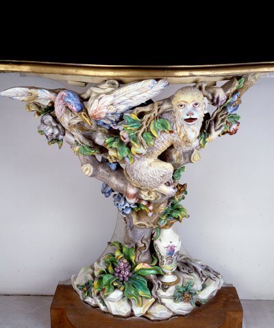 Konsoll av mykt porselen i produksjon av Capodimonte. Sevres fra 1700-tallet. Porselensproduksjon av Italian School
