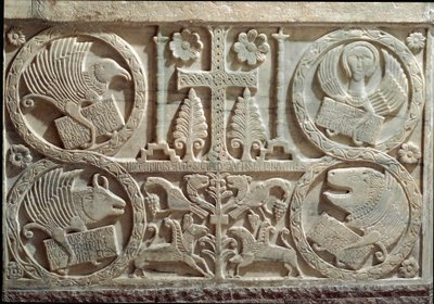 Detalj av stuco med symboler for de fire evangelistene (tetramorf): engelen for Saint Matthew, løven for Saint Mark, oksen for Saint Luke og ørnen for Saint John. 730-740 Cividale, Battistero di San Callisto av Italian School