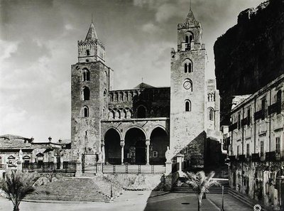 Eksteriør av Duomo, startet i 1131 av kong Roger II (d.1154) av Sicilia (s/hvitt foto) av Italian School