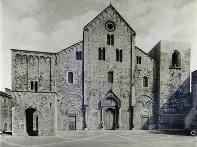 Fasade på basilikaen, grunnlagt i 1087 for å motta relikviene til St. Nicolas (s/hvitt foto) av Italian School