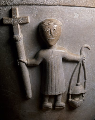 Figur av liturgisk prosesjon, detalj fra døpefont dekorert i relieff, hvit kalkstein, kirken San Geminianus, Vicofertile, Emilia-Romagna, Italia av Italian School