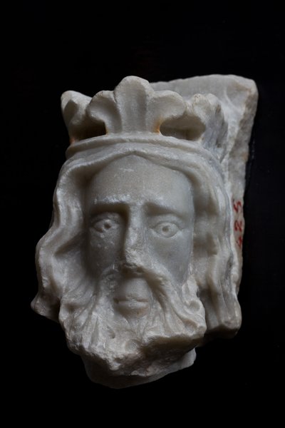 Genova, Museum of St Augustine: fragment av kronet hode, av ukjent billedhugger fra Nord-Frankrike; XIII - XIV århundrer av Italian School