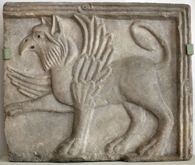 Griffon (eller grype). Lavrelieff skulpturert, marmor, Venezia (Italia) 1100-tallet. Nasjonalgalleriet, Sternberg-palasset, Praha (Tsjekkia). av Italian School