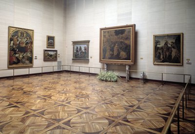 Museets sal som presenterer The Adoration of the Magi av Vinci, Kristi dåp av Verrocchio og Vinci, Den hellige treenighet med jomfru og hellige av Signorelli av Italian School