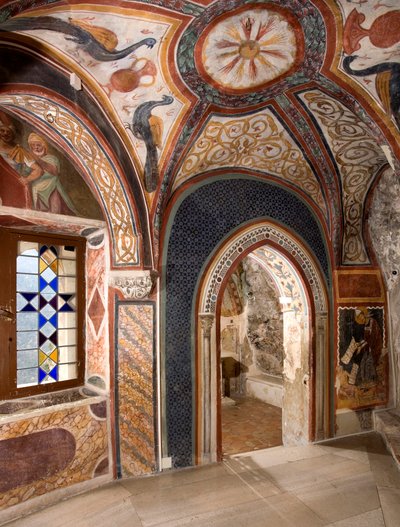 Innvendig utsikt over kapellet Saint Gregoire (Gregorio) dekorert med fresker av bysantinske påvirkninger laget av den romerske skolen på begynnelsen av 1200-tallet. Klosteret Saint Benedetto (Sacro Speco), Subiaco (Roma), Italia av Italian School