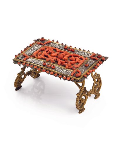 Miniatyrbord for dukkehus, Trapani, andre halvdel av 1600-tallet (forgylt kobber, sølv og koraller) av Italian School