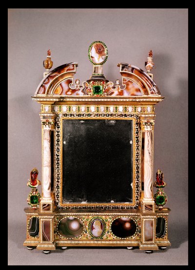Speil av Marie de Medici (1573-1642) (bergkrystall, emalje, sardonyx og agat) av Italian School