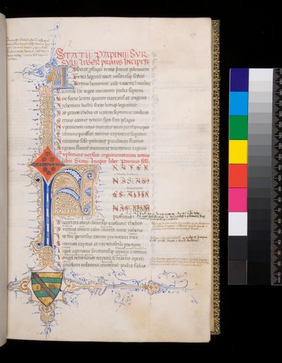 Ms 329. Statius, Thebaid, f.19r. Opplyst initial [F] i blått med reservert dekor for incipit, og mindre initial [A] i gull for argumentum, og intrikat kontrasterende pennoppblomstring av gull og blått, som strekker seg til å danne en L-formet foliate bo av Italian School