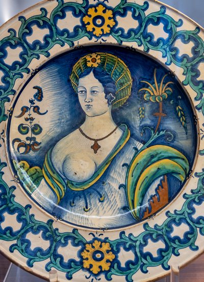 Tallerken dekorert av en vakker kvinnebyste, med en tornekronemotiv, første halvdel av 1500-tallet (majolica) av Italian School