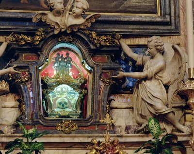 Relikvie av hodeskallen til St. Aloysius Gonzaga plassert i høyalteret av Italian School