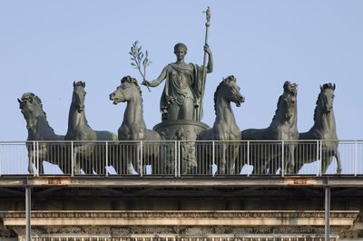 Seks-hesters vogn, detalj av Arch of Peace, Milano, Italia av Italian School