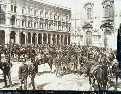 Soldater, under kommando av general Bava Beccaris, foran katedralen, under opptøyene i Milano, 6.-9. mai 1898 av Italian School
