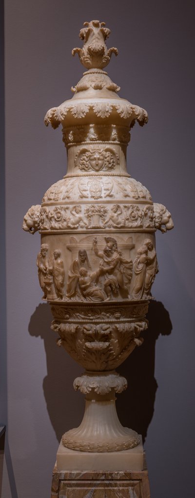 Vase med en klassisk scene: The Sacrifice of Polyxena, ca. 1825 (alabast) av Italian School