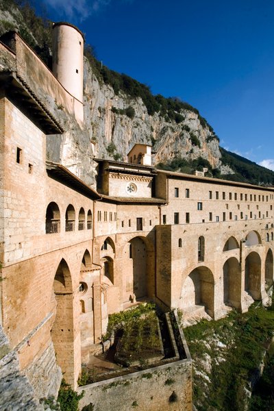 Utsikt over klosteret St. Benedetto (Sacro Speco) bygget fra 1100-tallet, Subiaco (Roma), Italia av Italian School