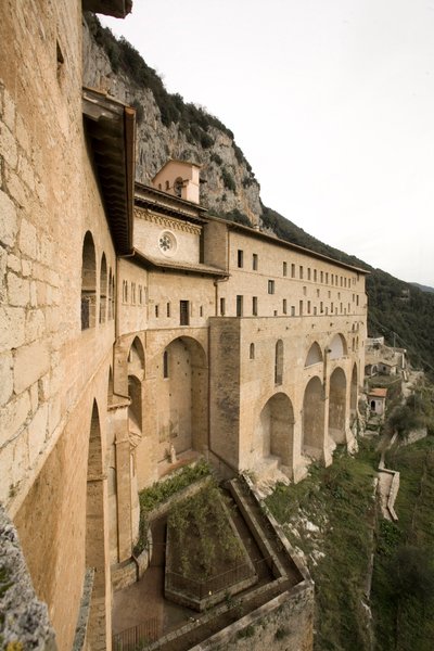 Utsikt over klosteret St. Benedetto (Sacro Speco) bygget fra 1100-tallet, Subiaco (Roma), Italia av Italian School