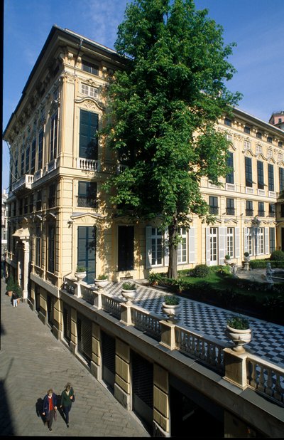 Utsikt over palasset (Palazzo) Bianco (eller palasset til Luca Grimaldi) bygget i 1530 og 1540 i Genes (Genova), Italia av Italian School
