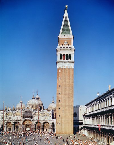Utsikt over campanile og basilica di San Marco av Italian School